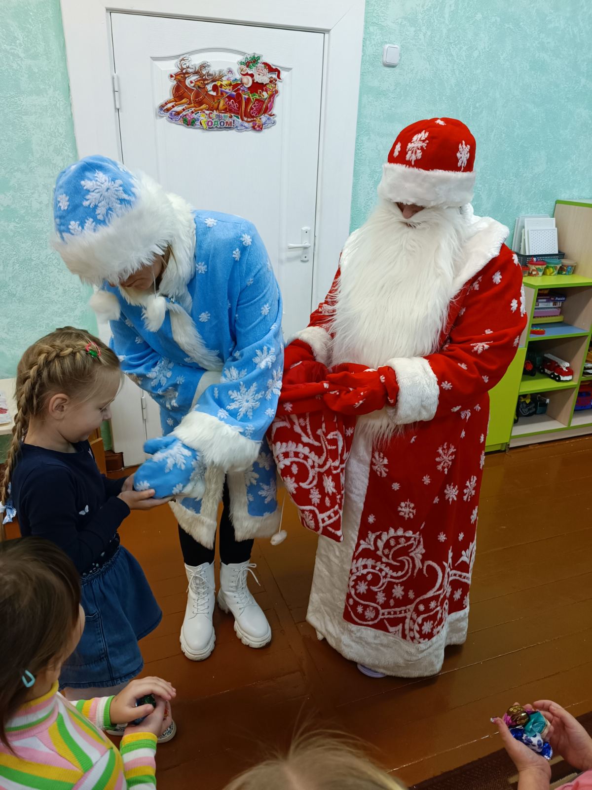 Дед Мороз и Снегурочка в гостях у ребят 